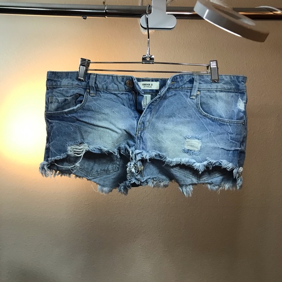 Women’s Forever 21 jean shorts size 30 - Picture 2 of 3